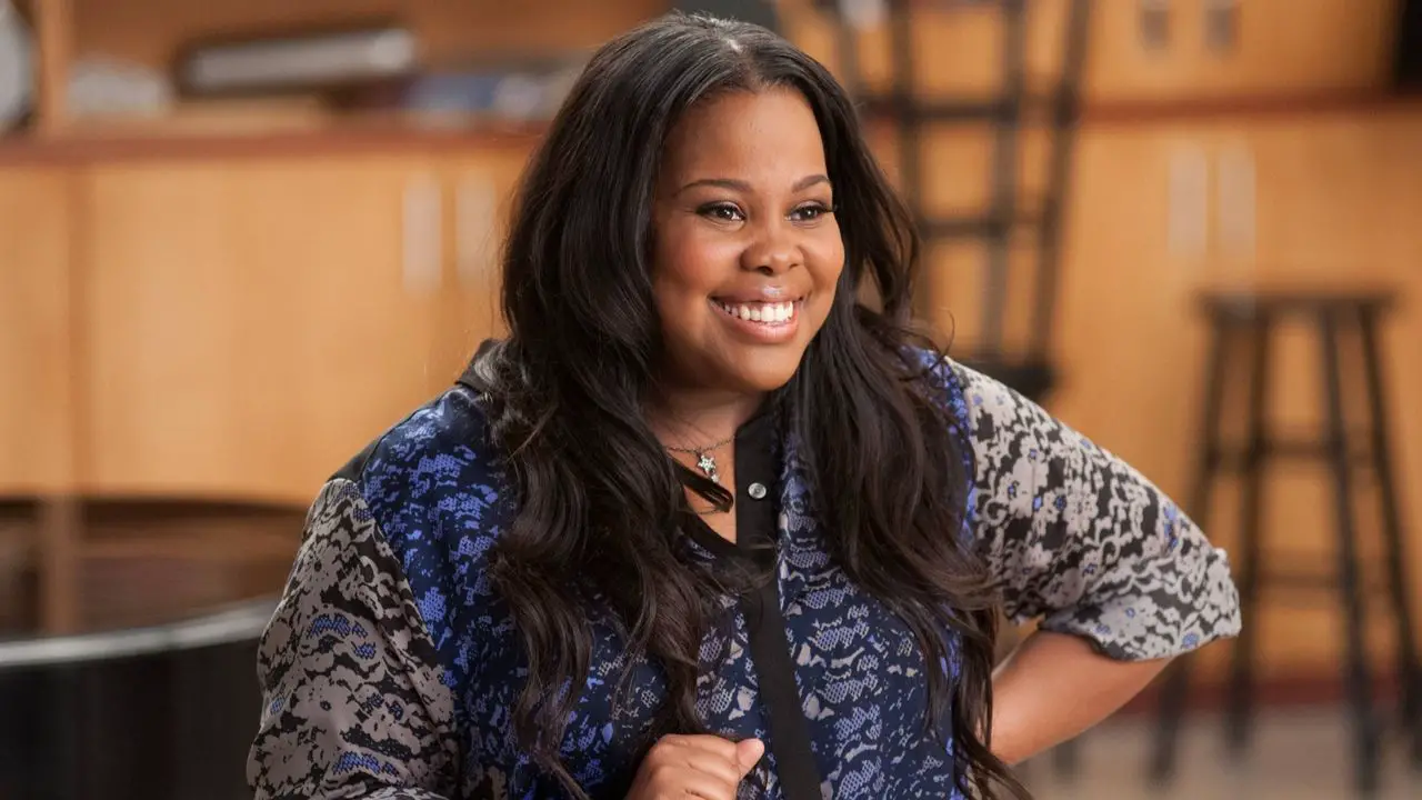 Amber Riley, de ‘Glee’,  é confirmada como apresentadora do especial de ‘A Pequena Sereia’