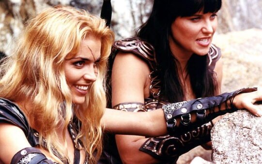 Xena, a Princesa Guerreira: onde está o elenco da série hoje 5 Hudson Leick xena