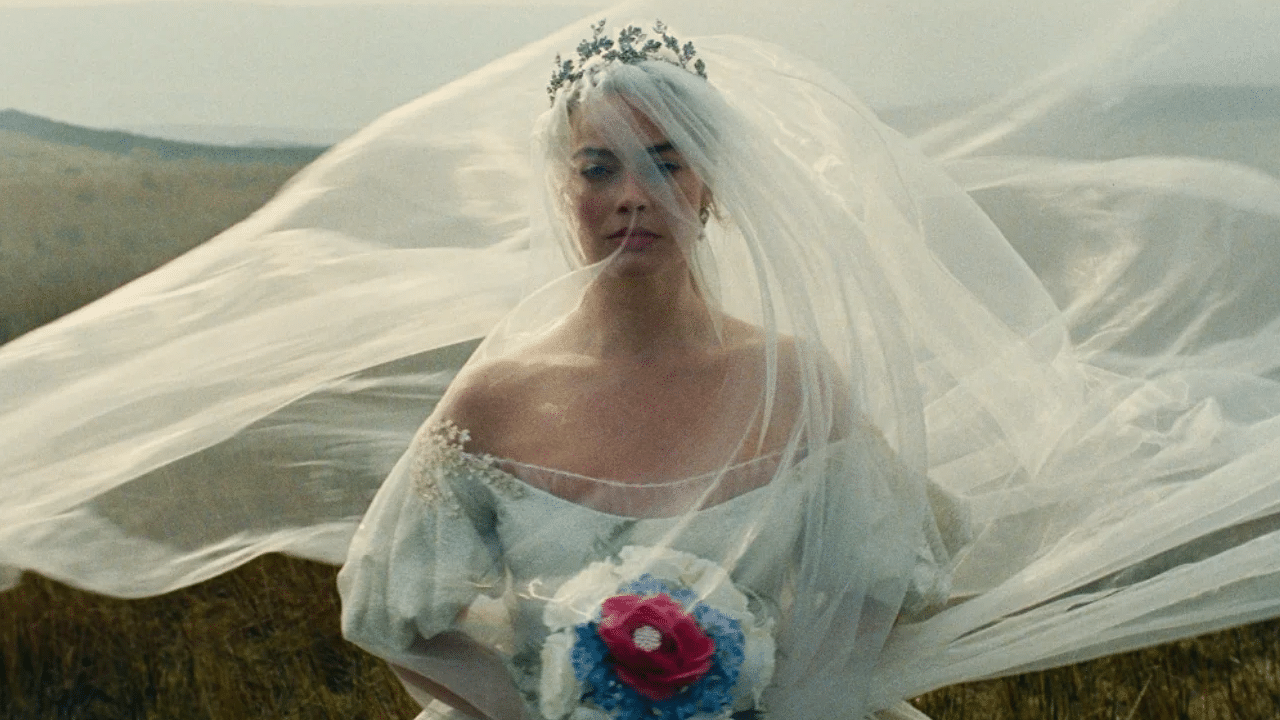 Cenas hot e figurino moderno: adaptacão polêmica de ‘O Morro dos Ventos Uivantes’ não agrada leitores