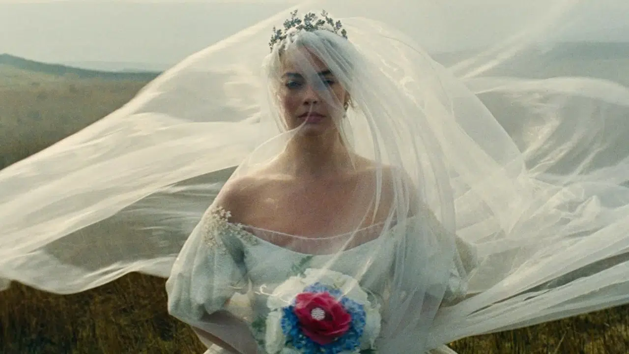 Cenas hot e figurino moderno: adaptacão polêmica de ‘O Morro dos Ventos Uivantes’ não agrada leitores