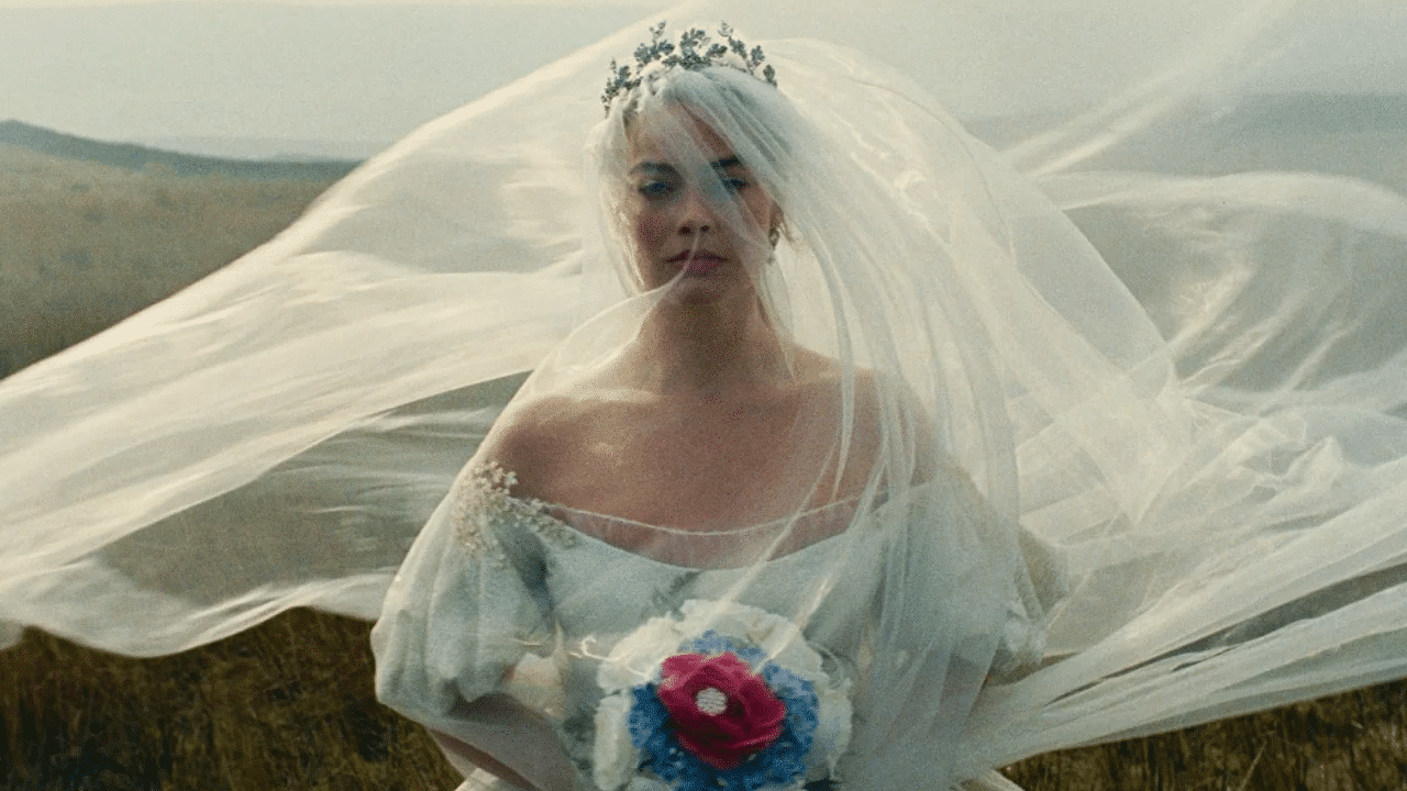 Cenas hot e figurino moderno: adaptacão polêmica de ‘O Morro dos Ventos Uivantes’ não agrada leitores